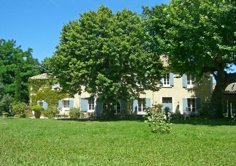 Entre Avignon et Luberon, mas restauré avec piscine et tennis